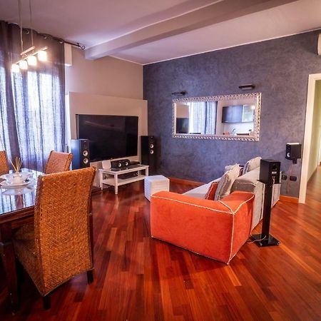 Cinematic Modern Flat, 100 Mt Da Ospedale Apartment Ravenna Luaran gambar