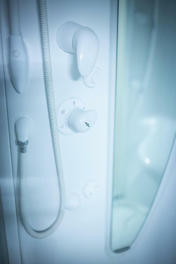 Cinematic Modern Flat, 100 Mt Da Ospedale Apartment Ravenna Luaran gambar