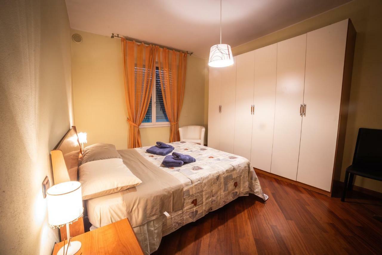 Cinematic Modern Flat, 100 Mt Da Ospedale Apartment Ravenna Luaran gambar