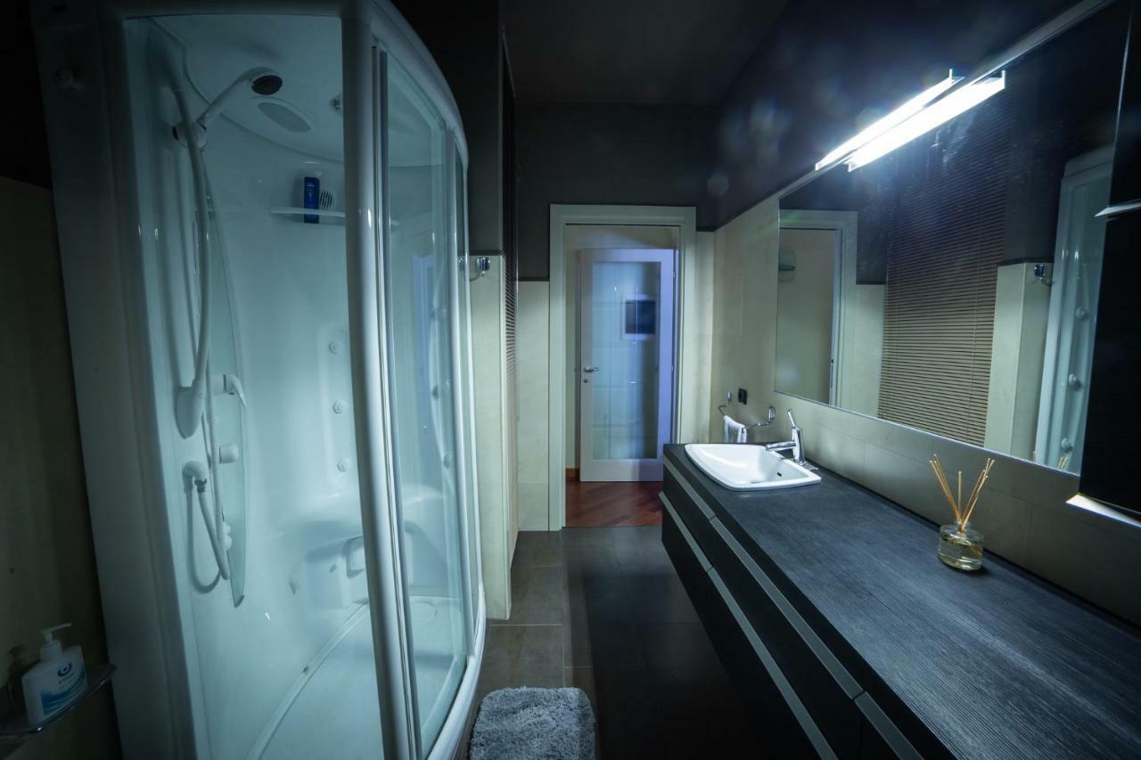 Cinematic Modern Flat, 100 Mt Da Ospedale Apartment Ravenna Luaran gambar